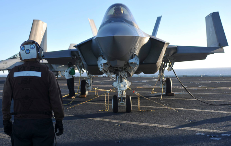 Illustration for article titled Espectaculares imágenes del F-35C en pruebas sobre un portaaviones